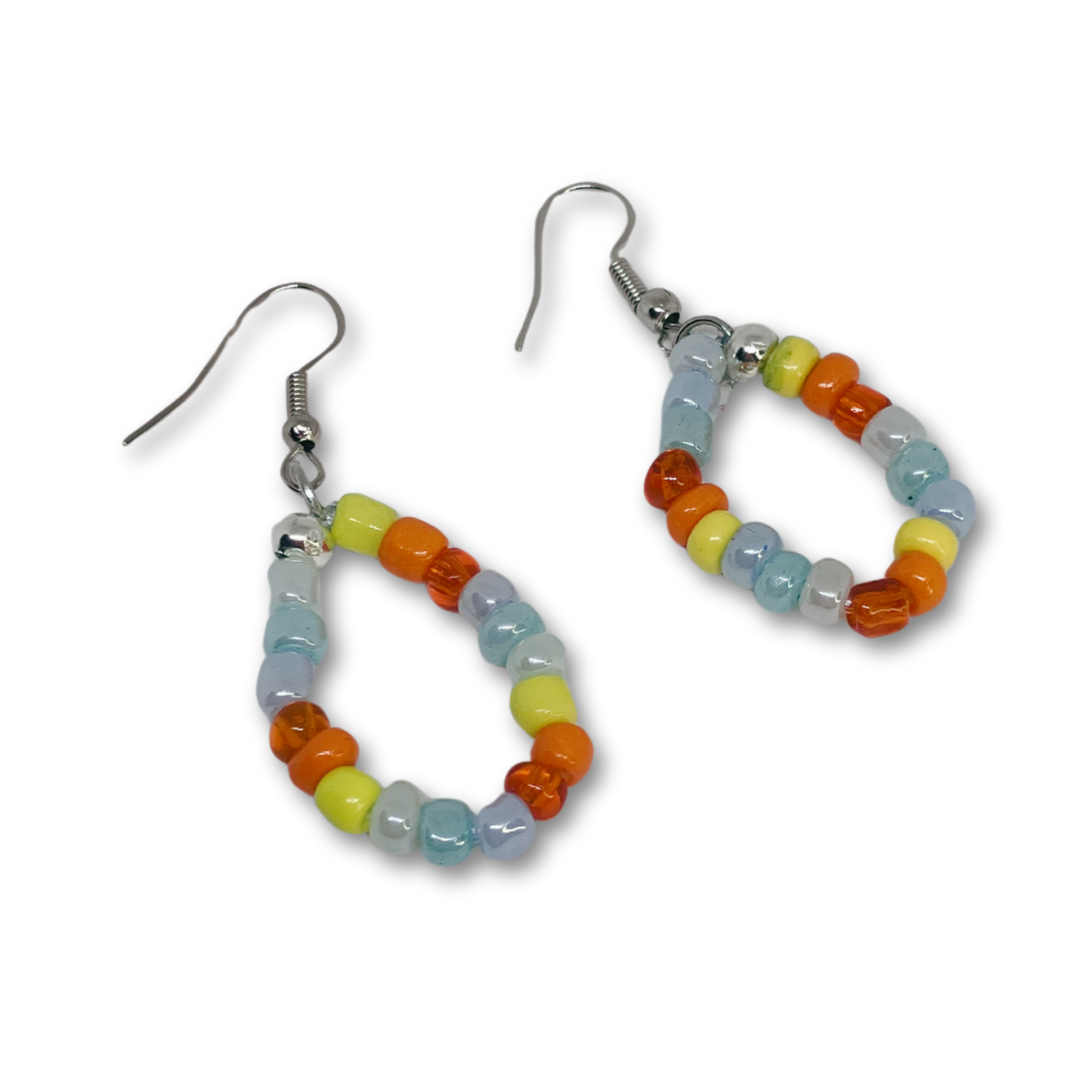 Multi color glass beads loop earrings.
Brincos de argola.