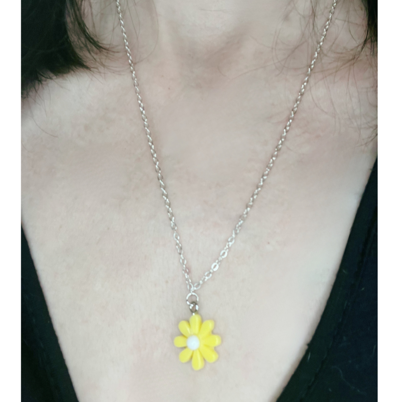 Silver necklace with yellow daisy