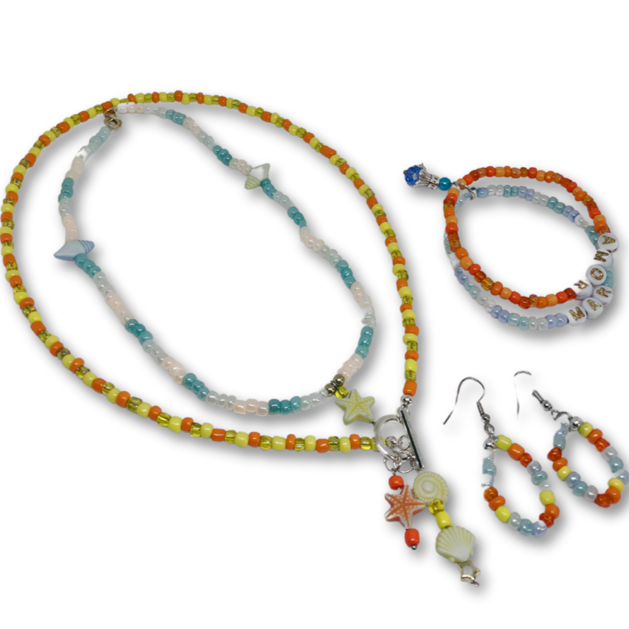 This set consists of two glass beads necklace, two bracelets, matching loop earrings and gift bag.
Este conjunto é composto por dois colares de contas de vidro, duas pulseiras, brincos de argola a condizer e um saco de oferta.