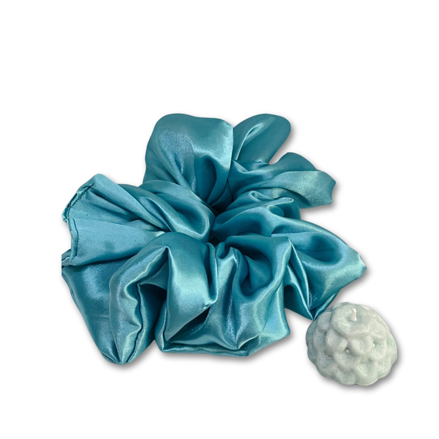 Extra large satin blue scrunchie, free candle.
Elástico de cabelo de cetim turquesa.