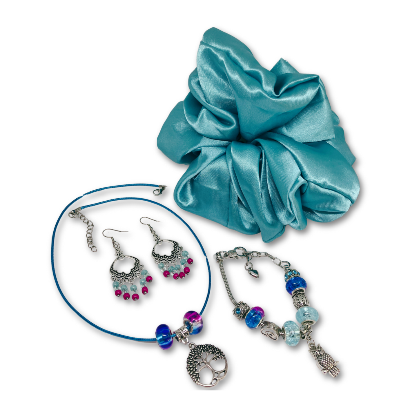 ✨ Set Includes:
A Tree of Life charm necklace on a soft blue choker
A matching blue and silver charm bracelet with gorgeous glass beads
Bold boho-style dangle earrings with hot pink and aqua beads
A luxurious oversized satin scrunchie in an ocean blue hue