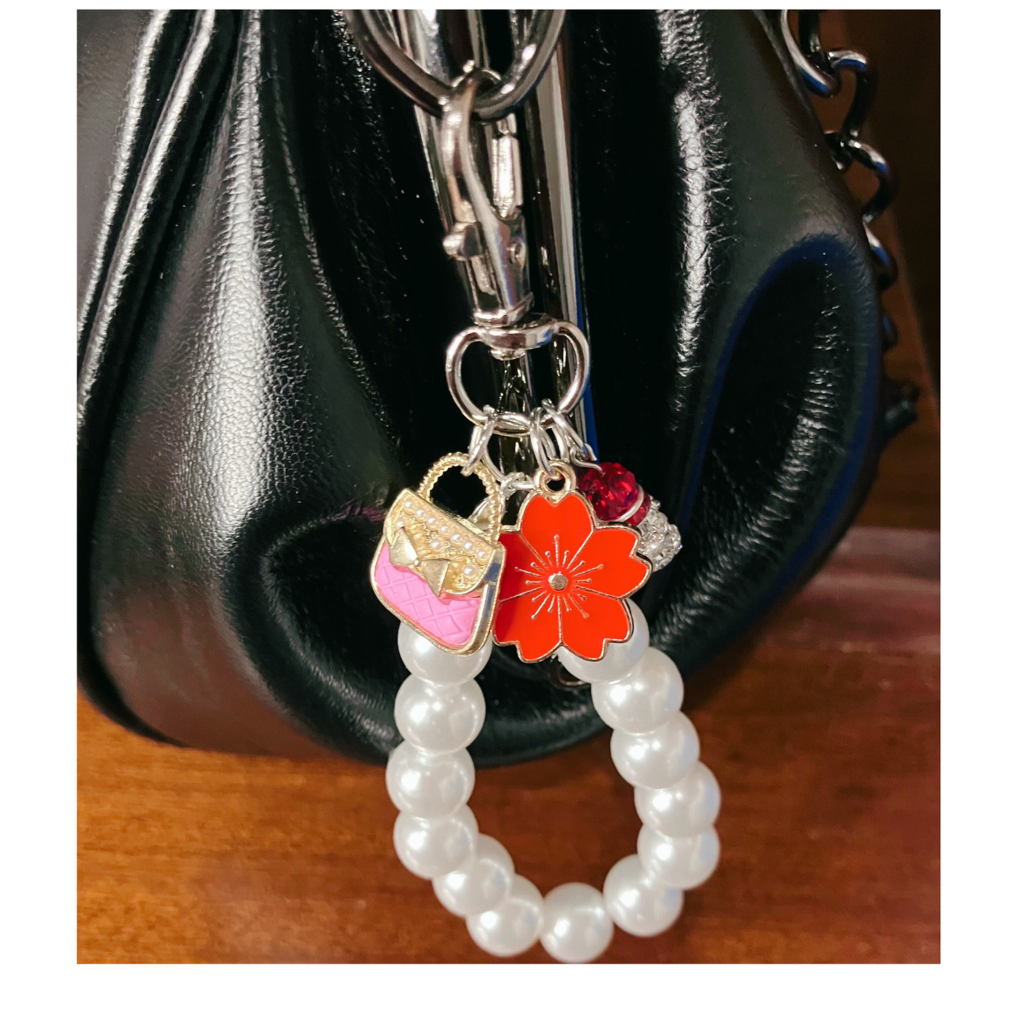 Handbag pearl and charms chain.