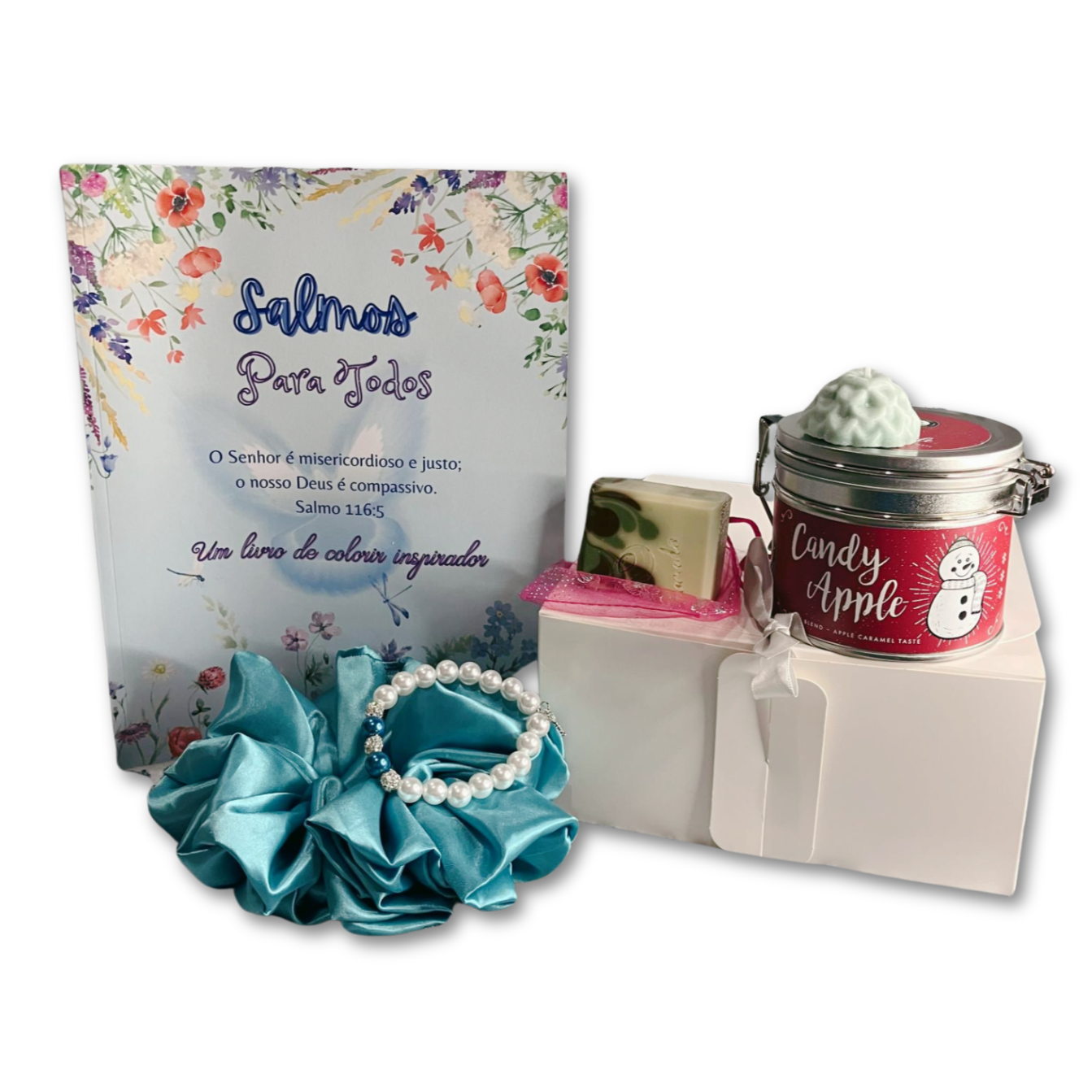 Serene Graceful gift set for women, featuring, Candy Apple tea container, satin hair scrunchie, bracelet, avocado soap, free candle. Packed in gift box.
Conjunto de oferta para mulher, com recipiente de chá Candy Apple, elástico de cetim para o cabelo, pulseira, sabonete de abacate e vela gratuita. Embalado numa caixa de oferta.