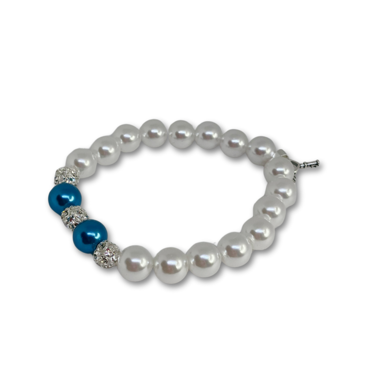 Pearl bracelet with white and blue pearls.
Pulseira de pérolas brancas com pérolas azuis.