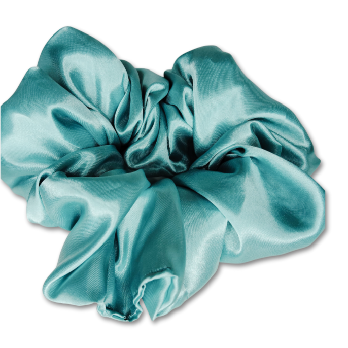 Turquoise satin hair scrunchie.
Elástico de cabelo em cetim turquesa.