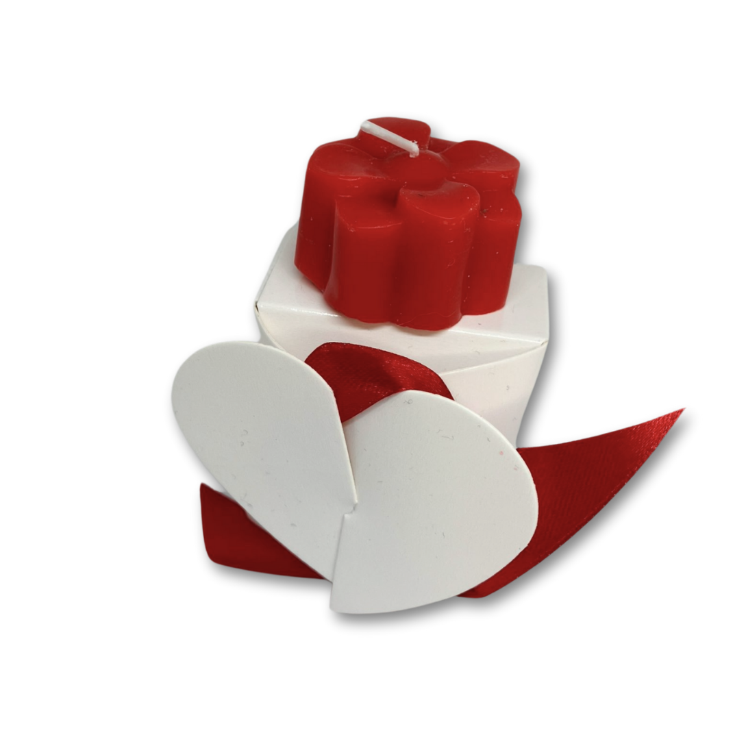 Red candle and gift box.
Vela vermelha e caixa de oferta.