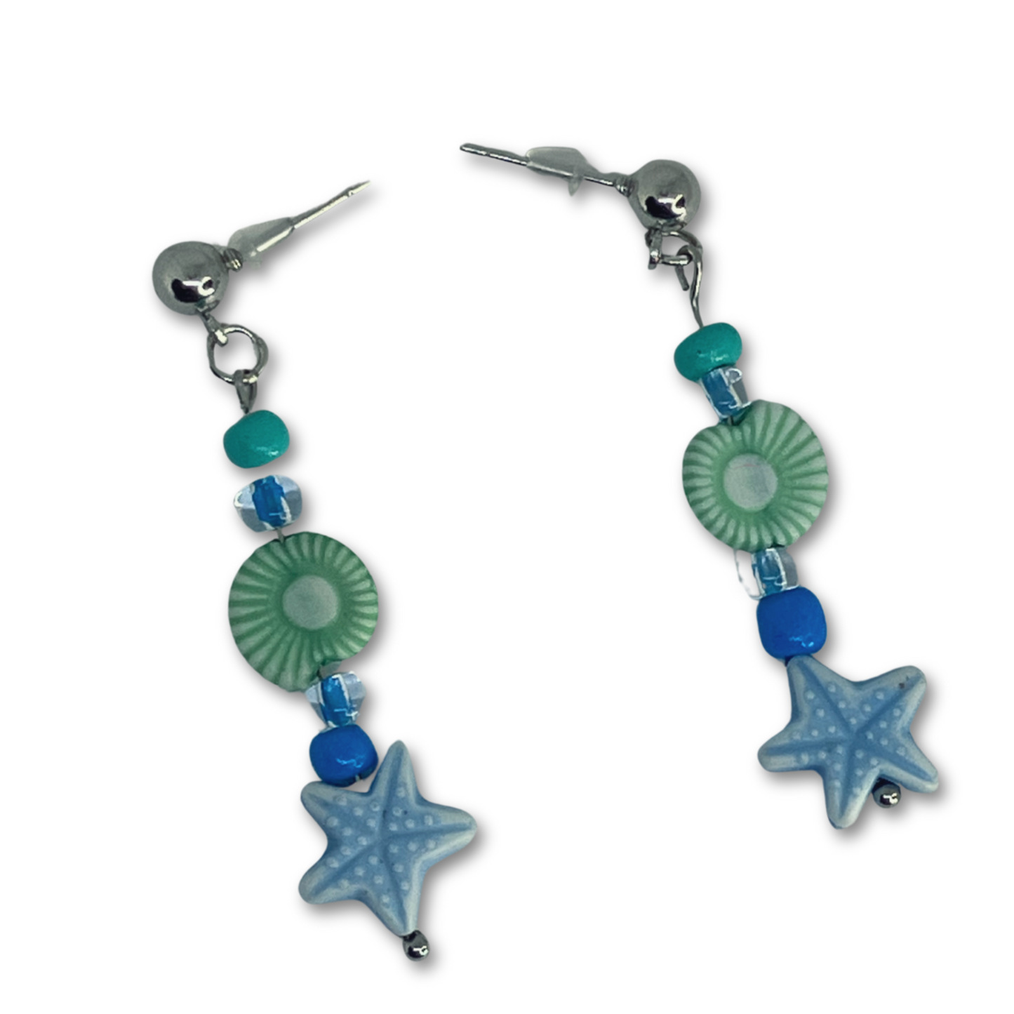 Beach themed earrings.
Brincos com tema de praia.