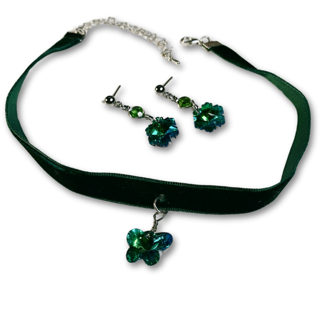 Christmas dark green velvet choker with earrings.