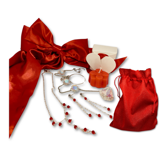 Radiant Red gift set includes necklace, matching earrings, red candle, sun-catcher, satin red bow for hair. Packaged in a red gift bag. 

Colar, brincos a condizer, vela vermelha, apanhador de sol, laço vermelho de cetim para o cabelo. Embalado num saco de oferta vermelho.
