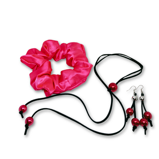 Serene Glow gift set for women, feature red satin scrunchie for hair, black suede cord with red beads, matching dangling earrings.
Packed in gift bag.

Conjunto de oferta, com elástico de cetim vermelho para o cabelo, cordão de camurça preta com missangas vermelhas e brincos pendentes a condizer.
Embalado num saco de oferta.