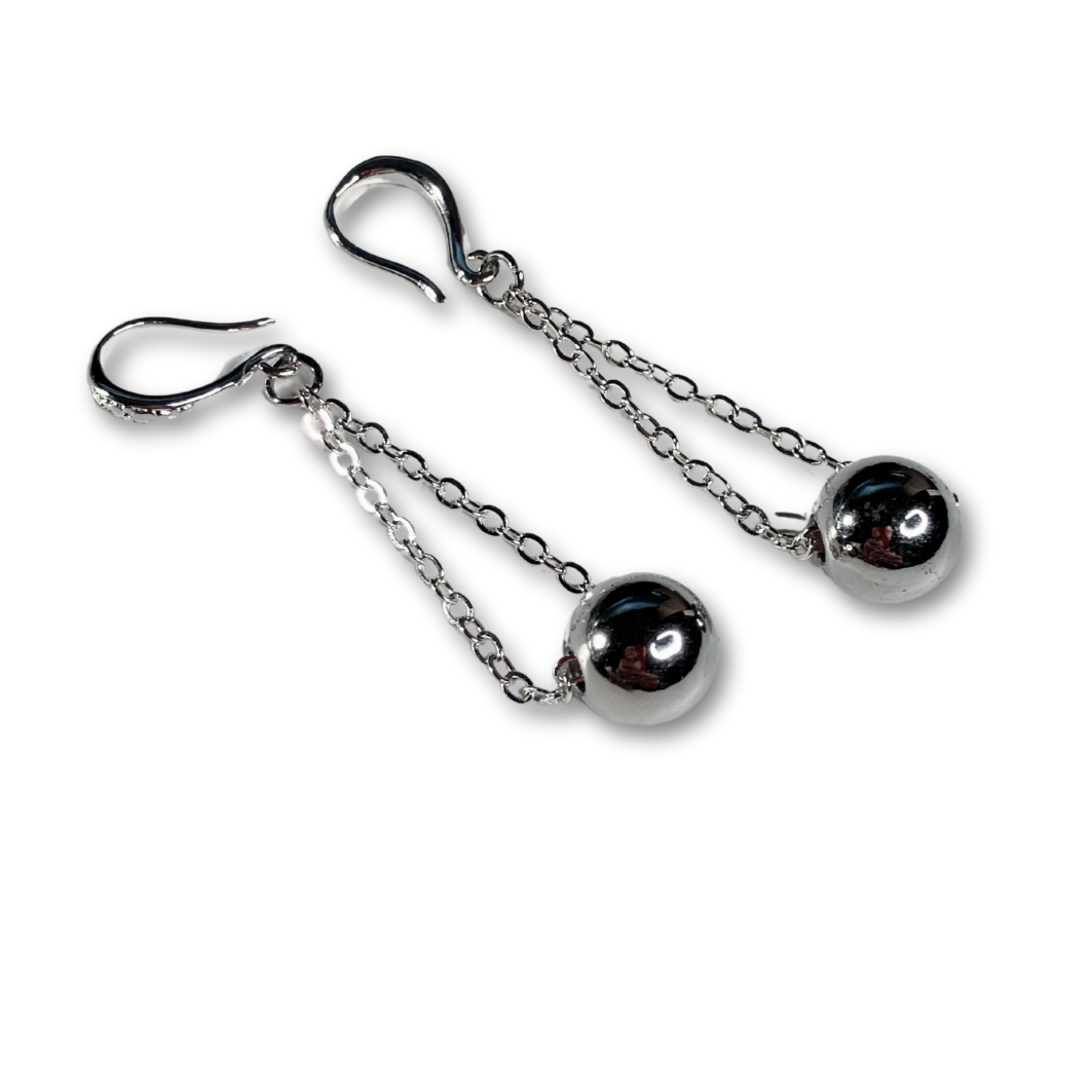 Dangling earrings with silver pearls.