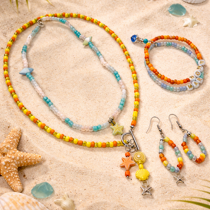 This set consists of two glass beads necklace, two bracelets, matching loop earrings and gift bag.

Este conjunto é composto por dois colares de contas de vidro, duas pulseiras, brincos de argola a condizer e um saco de oferta.