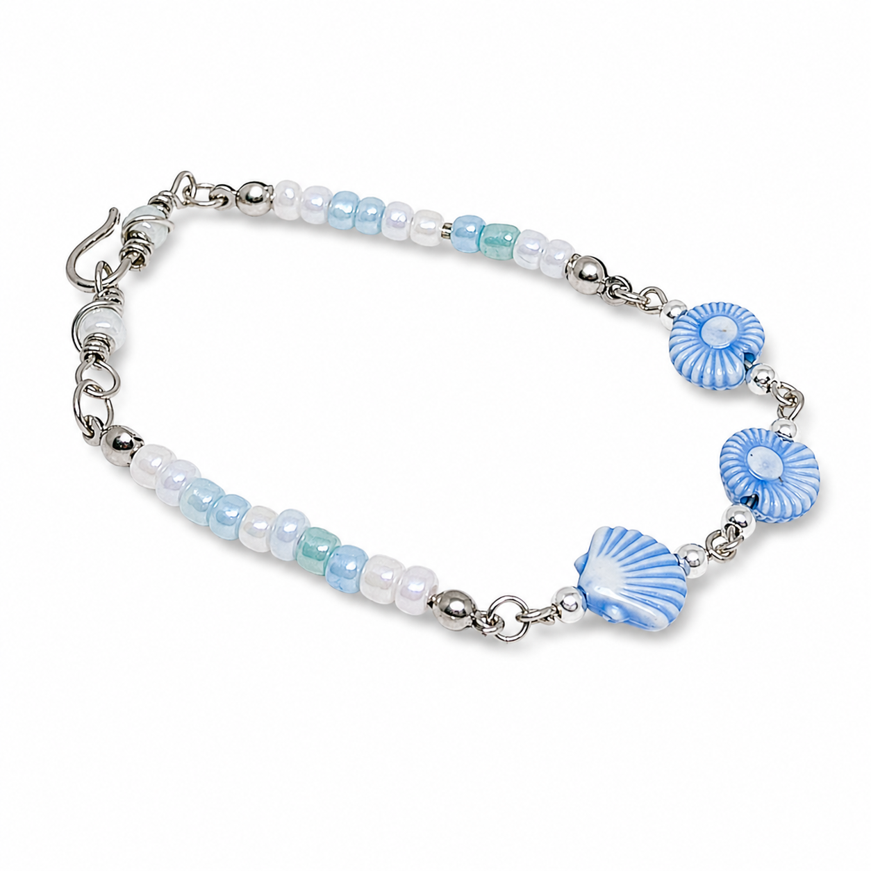 Bracelet with blue and white shell-shaped beads 