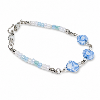 Bracelet with blue and white shell-shaped beads 