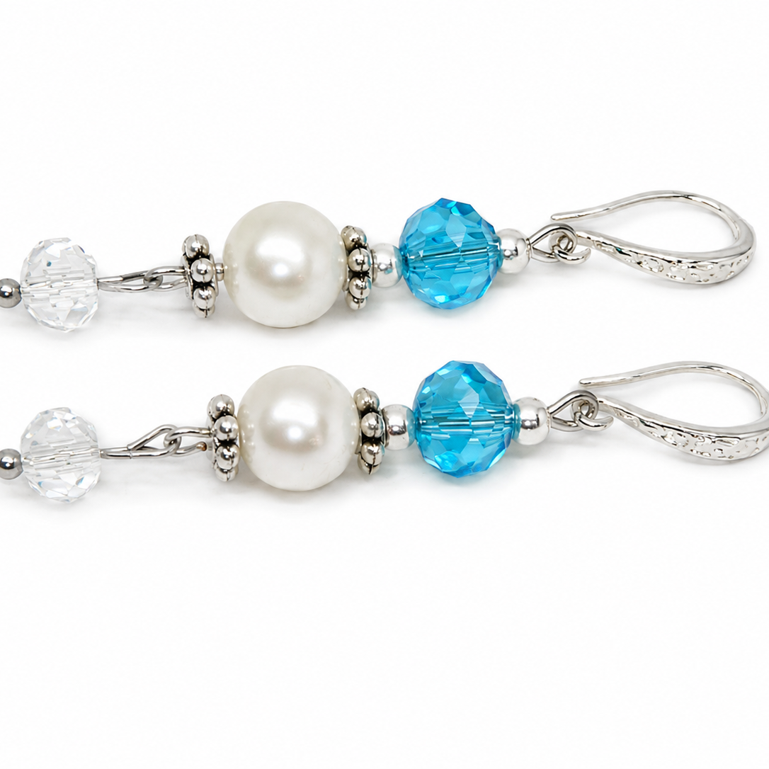 Pair of earrings with pearls and blue crystals
