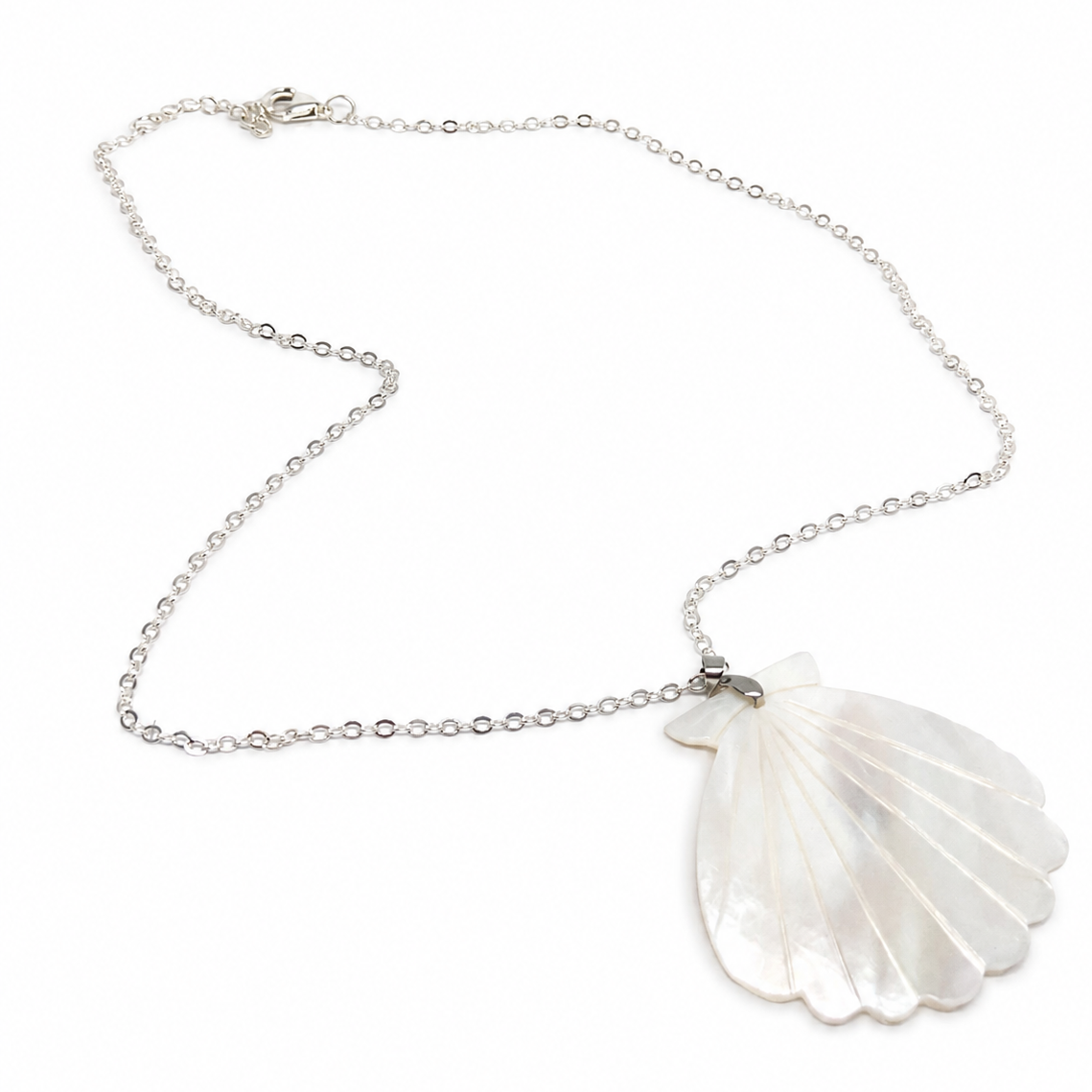 Necklace with a shell pendant 