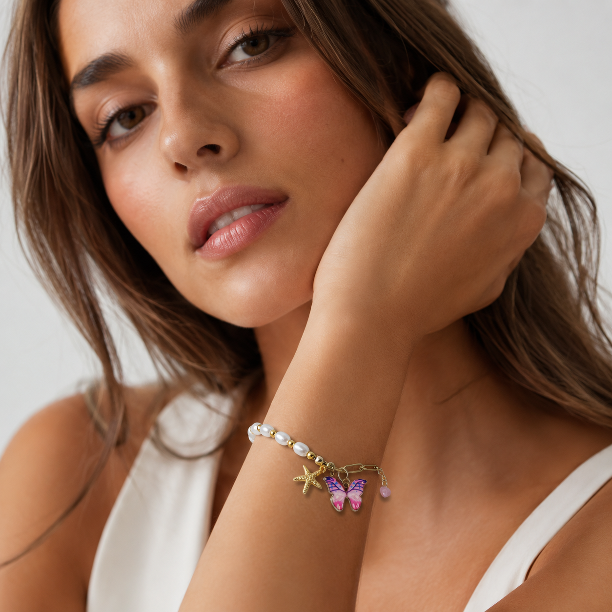 Bracelet, half pearls, half gold chain