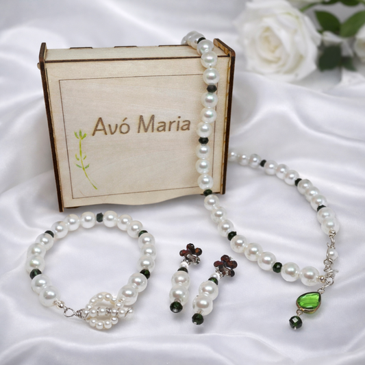 The Elegant Pearl Gift Set for women featuring white pearls necklace with green stone pendant and matching bracelet, pearl earrings and jewelry box.