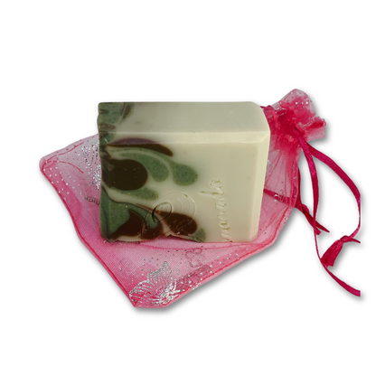 Mini handmade avocado soap
Mini-sabonete de abacate.