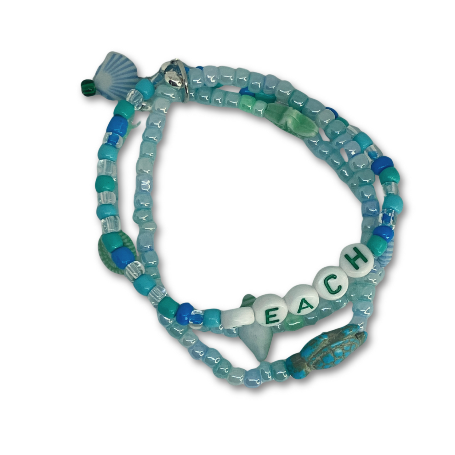 Three beach themed bracelets.
Três pulseiras.